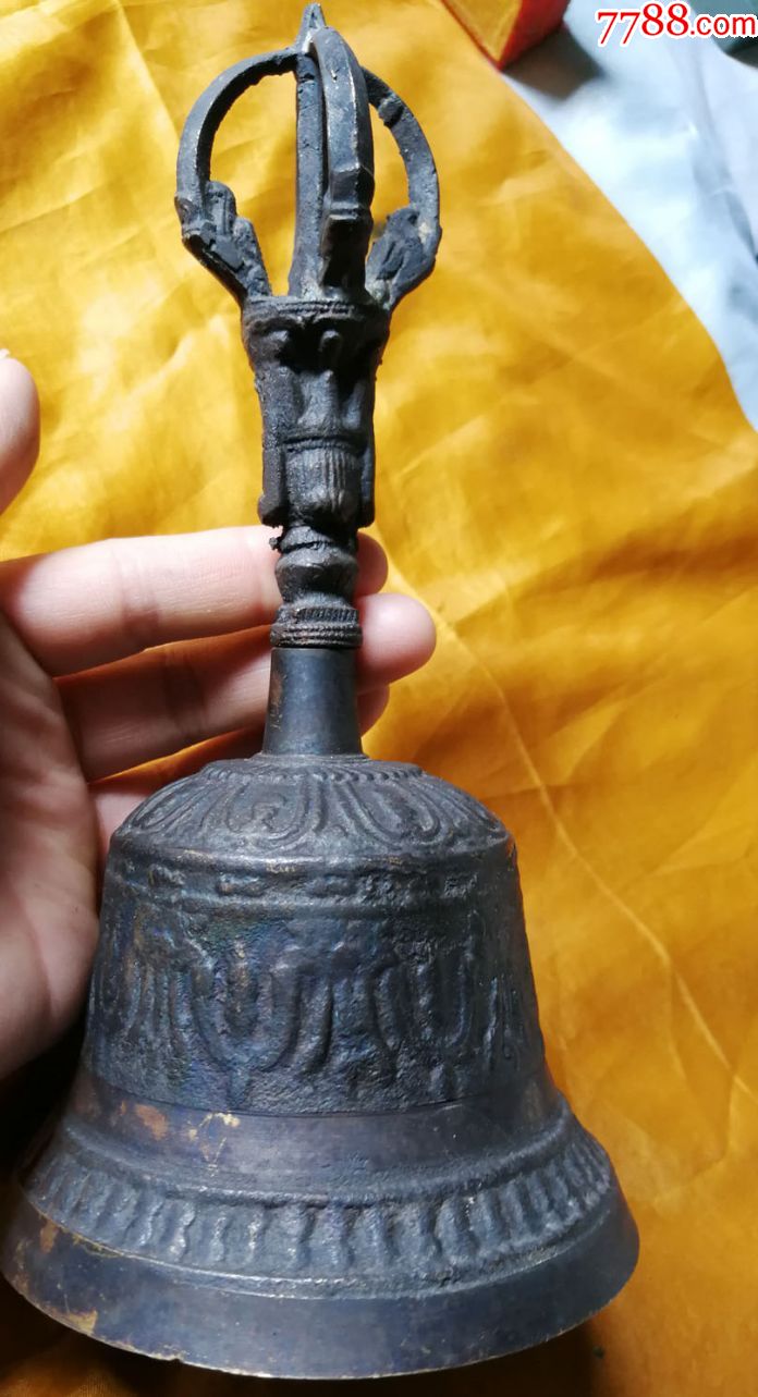 一个高大的铜揺铃.上面雕刻神像与各种图案/不在是不是道教法器