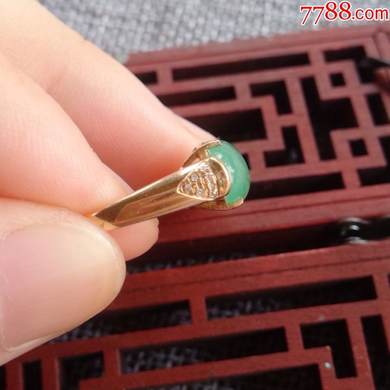 缅甸翡翠老坑冰种阳绿色翡翠蛋面玉18k金镶嵌翡翠扳指