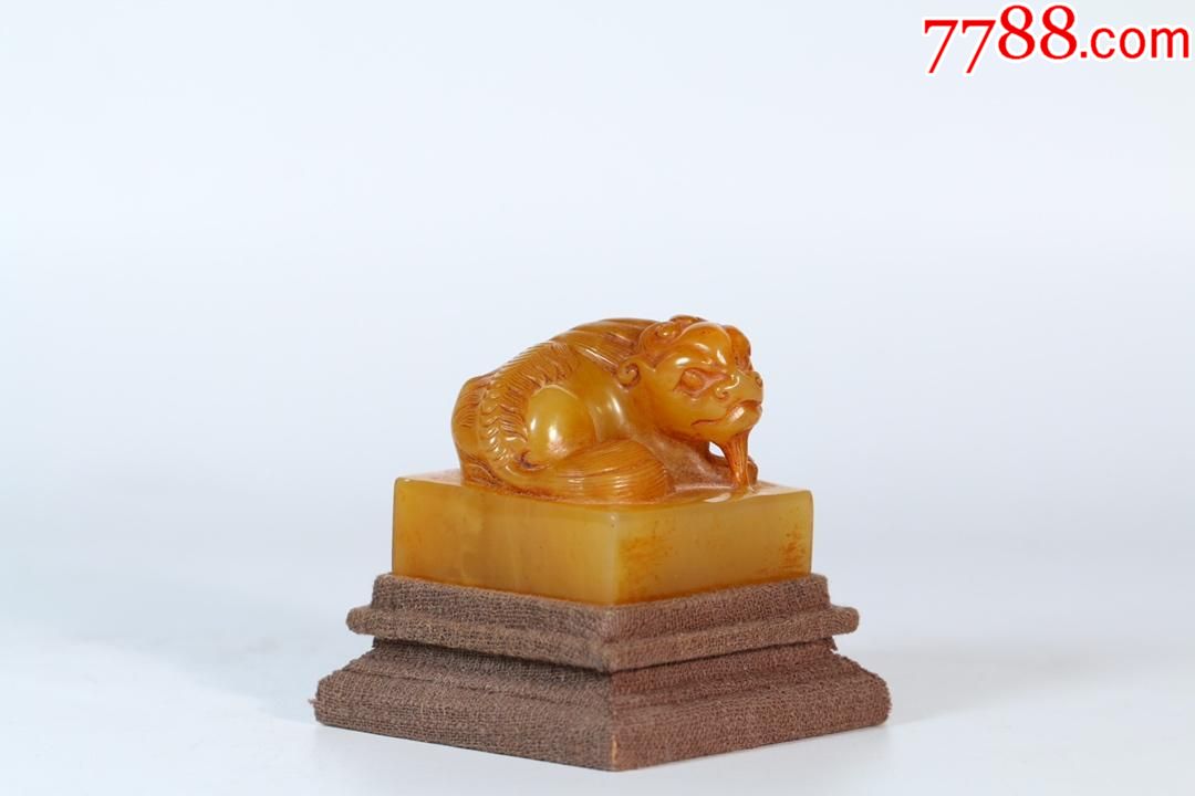 清寿山田黄石狮钮印章,此方印章石质极佳,印钮精工雕琢,侧身回望,底部