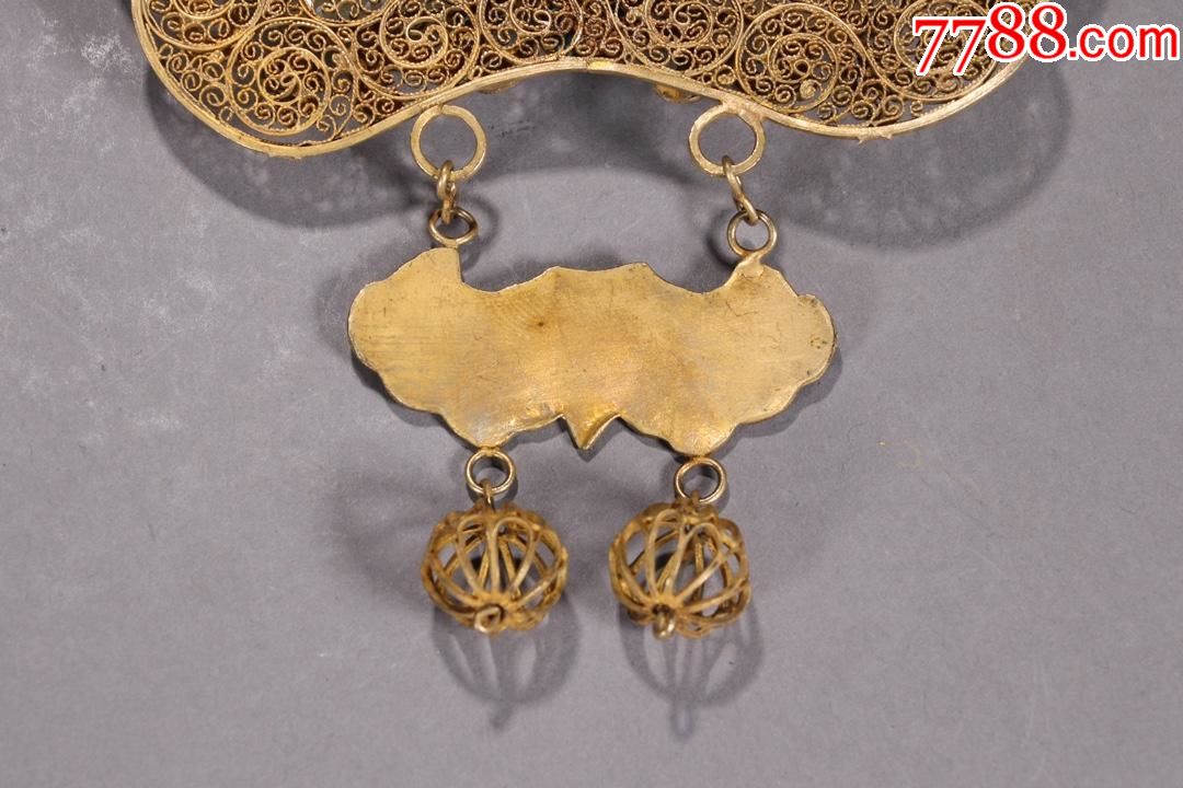 清代:银鎏金累丝嵌和田白玉点珐琅金锁