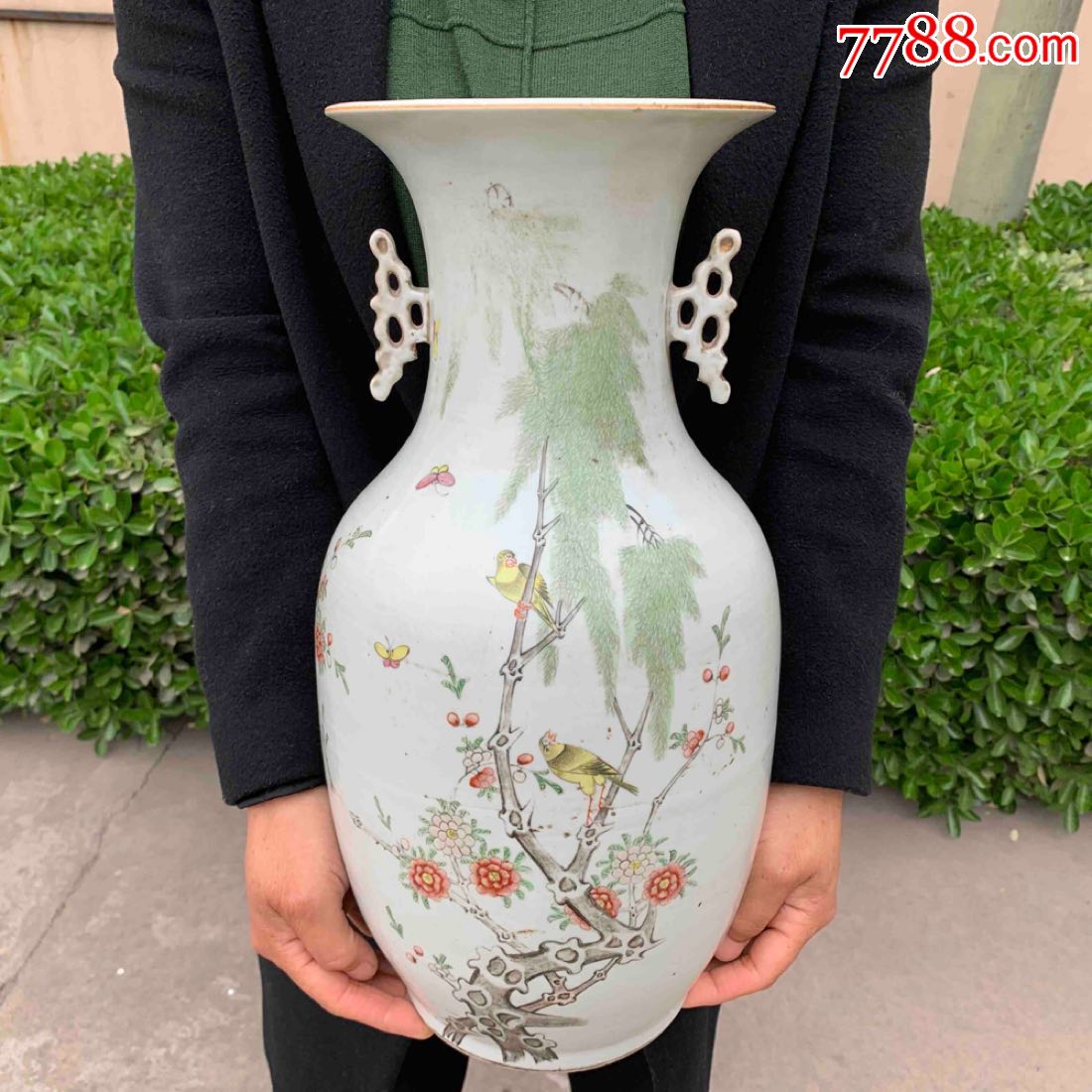 民国粉彩花鸟草虫双耳瓶