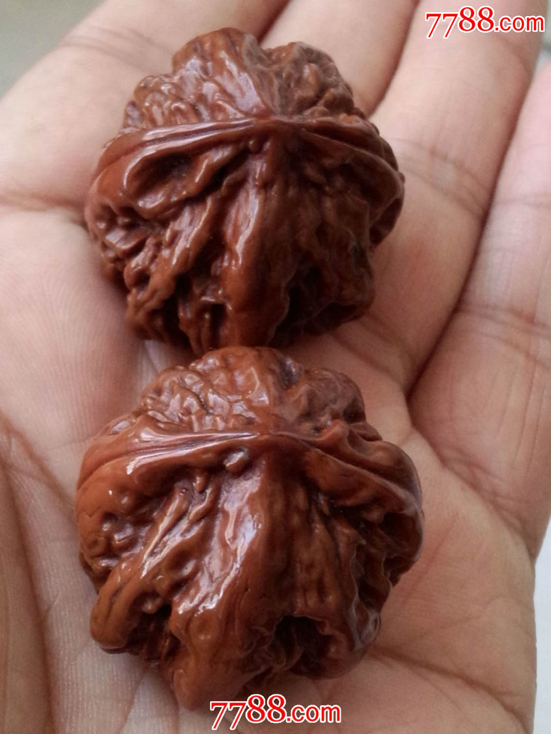 包浆红润漂亮的百年老文玩核桃一对