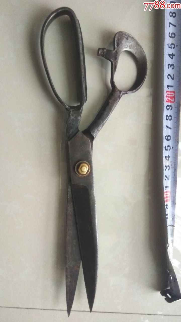 文革时期,鱼牌手工锻打2号裁缝剪刀,有标记,铜扣.如图品.长约29厘米