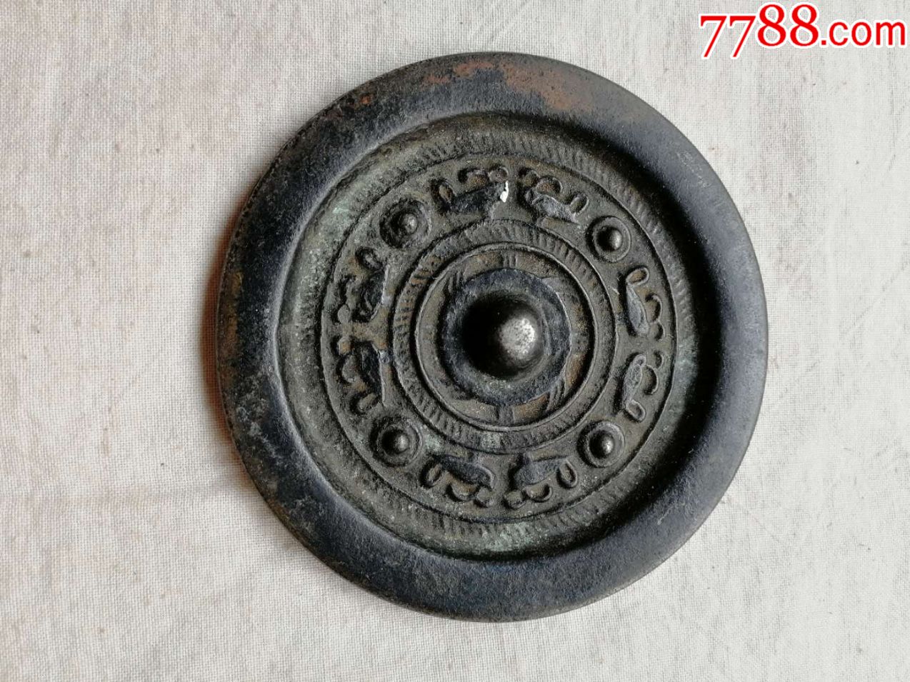 四乳丁图案纹饰铜镜