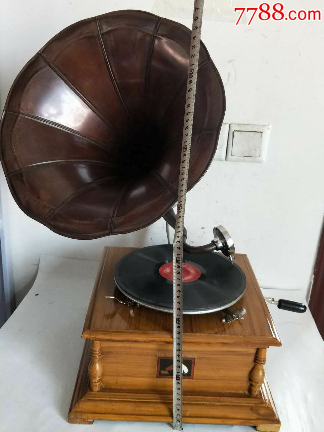 手摇留声机一台