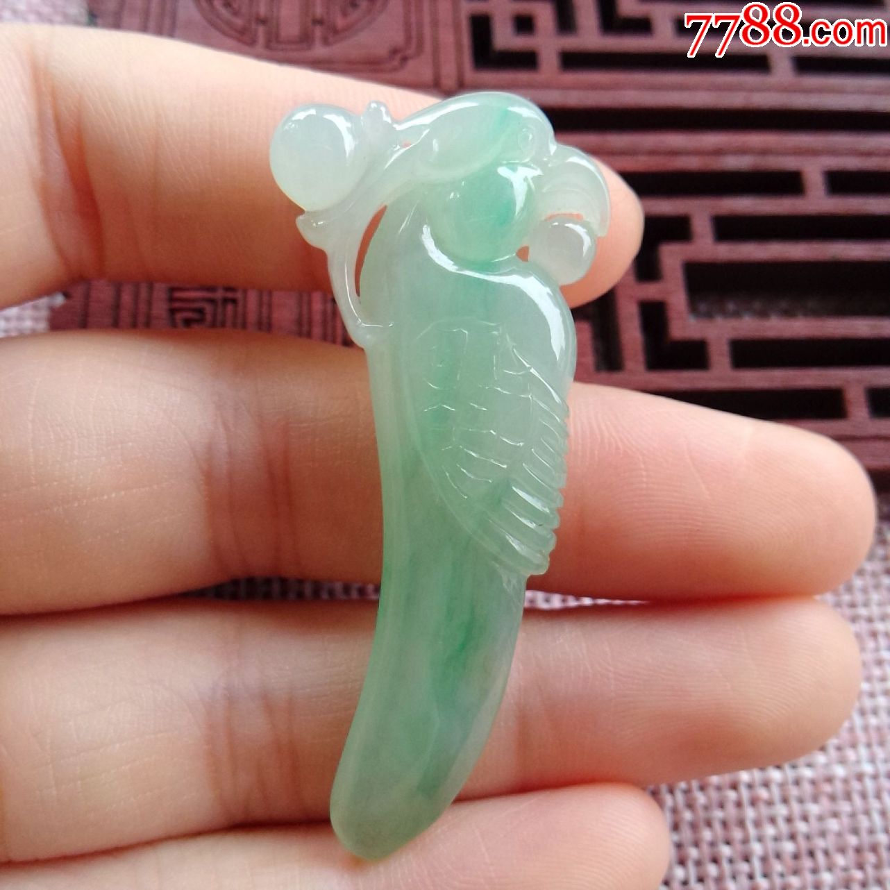 缅甸翡翠自然光拍摄老坑冰糯种飘绿鹦鹉玉吊坠翡翠挂件