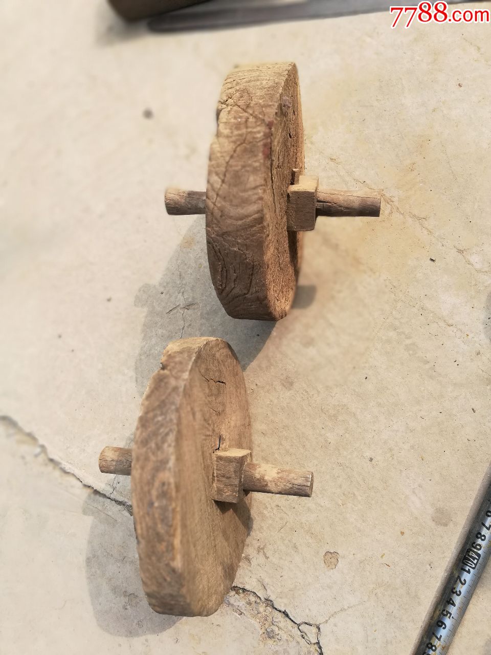 民俗类两个木质轱辘老的不知道干啥用的木质不详