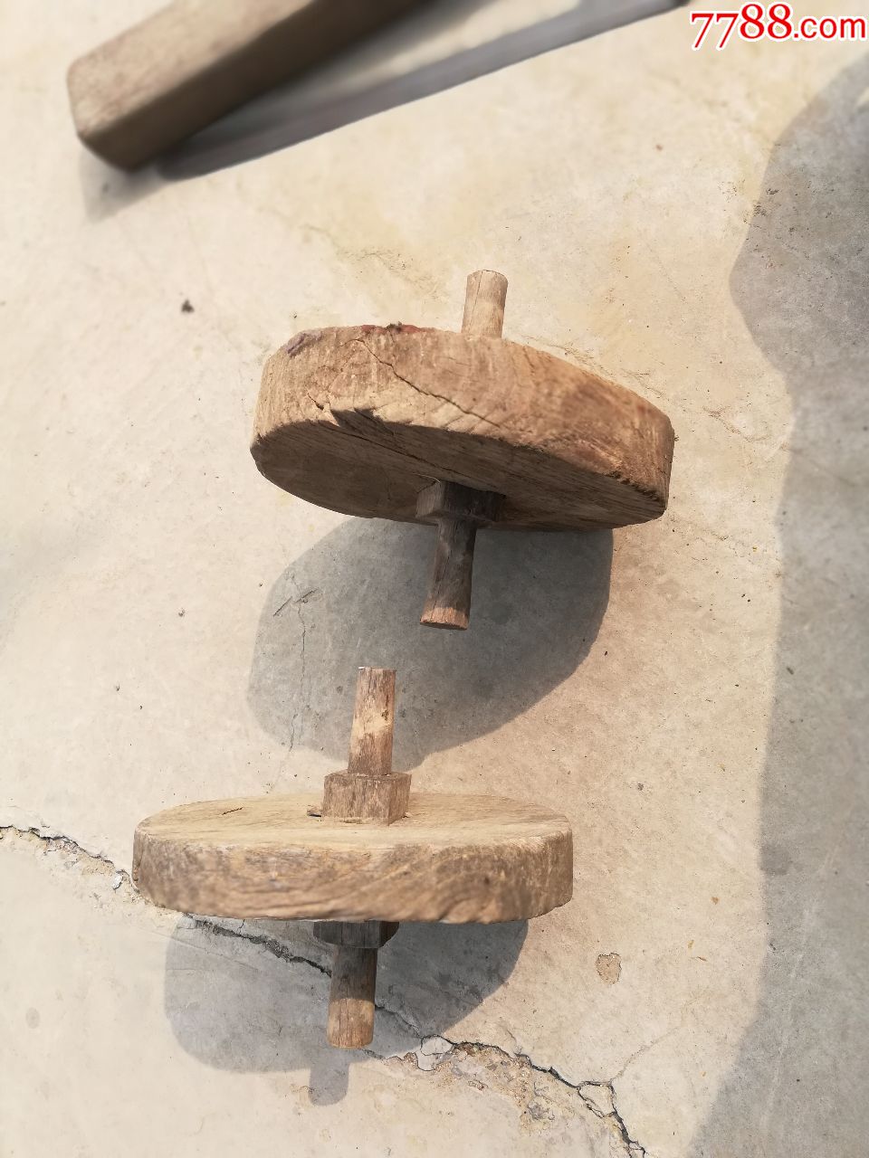 民俗类;两个木质轱辘老的不知道干啥用的木质不详