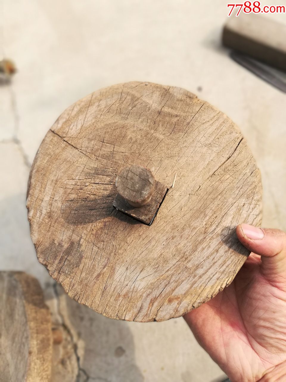 民俗类两个木质轱辘老的不知道干啥用的木质不详