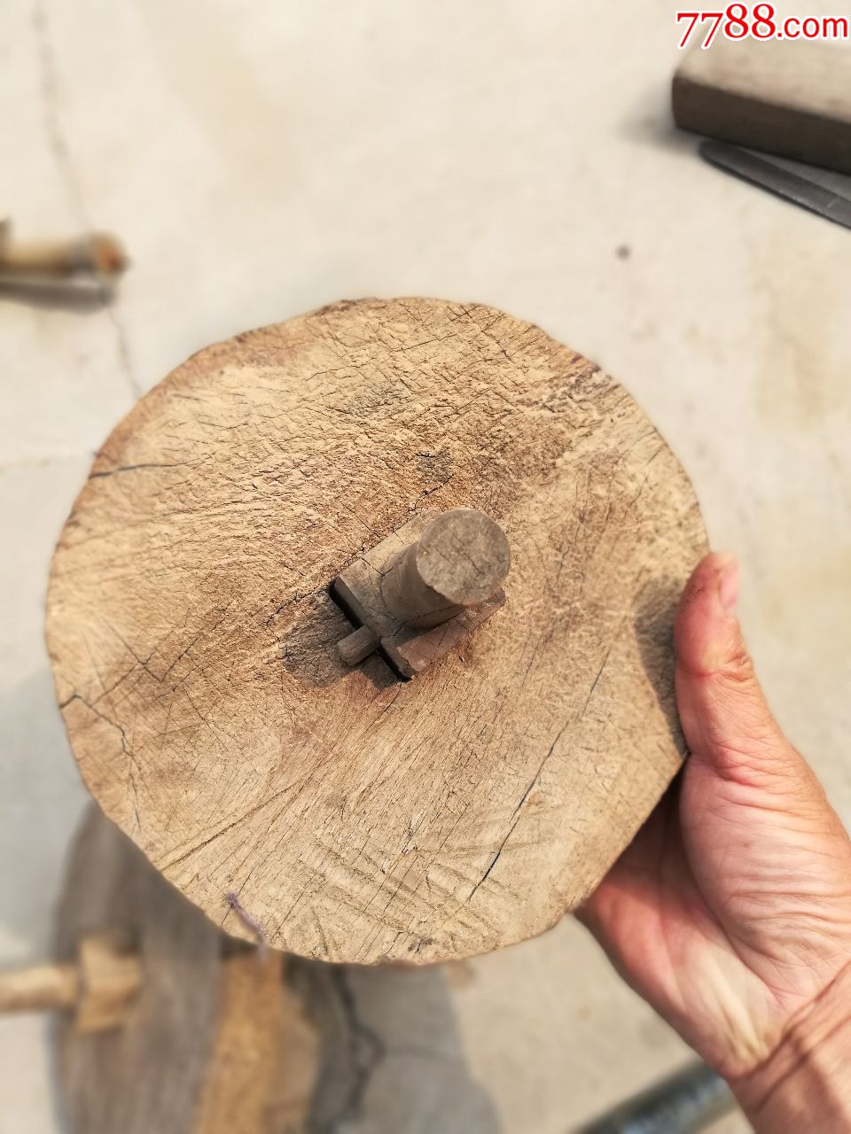 民俗类两个木质轱辘老的不知道干啥用的木质不详