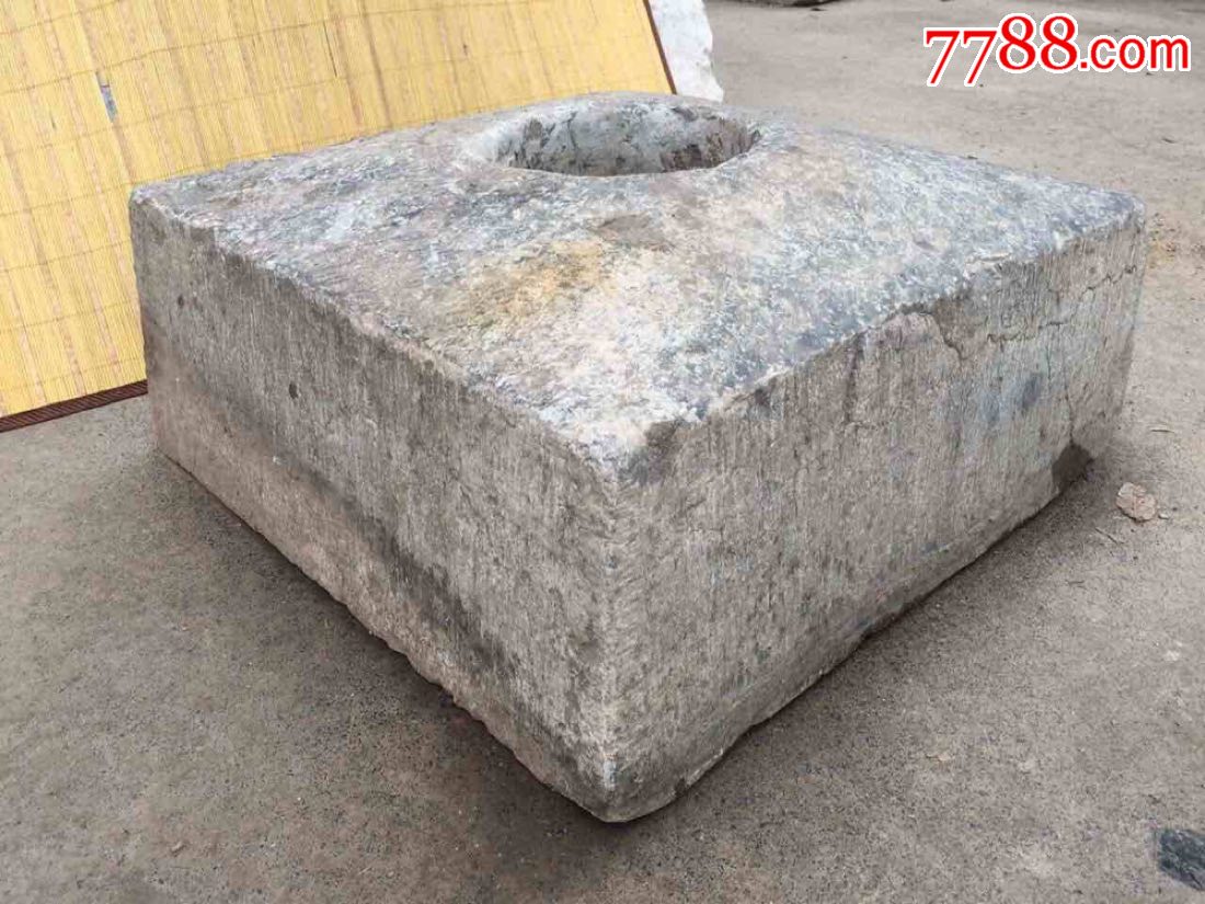 明代,青石旗杆座一件,造型独特,皮壳包浆一流.尺寸51x51x26.