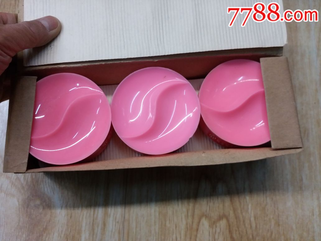 80年代优美牌蜂王浆人参高级香粉一大盒