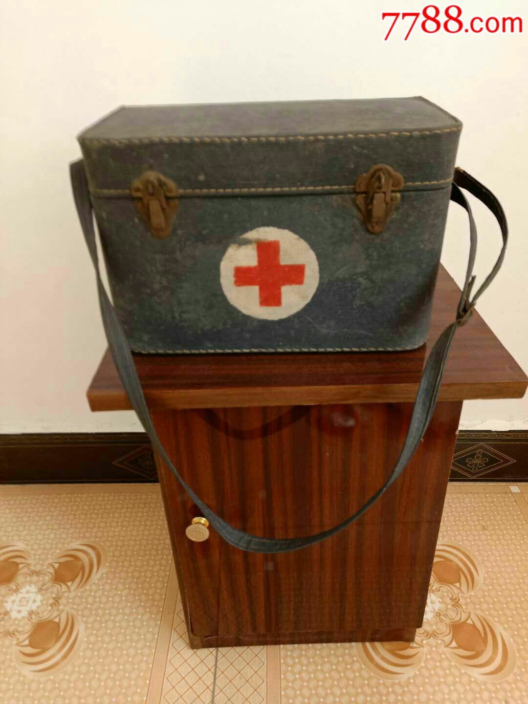 下乡收来的抗战时期的老药箱