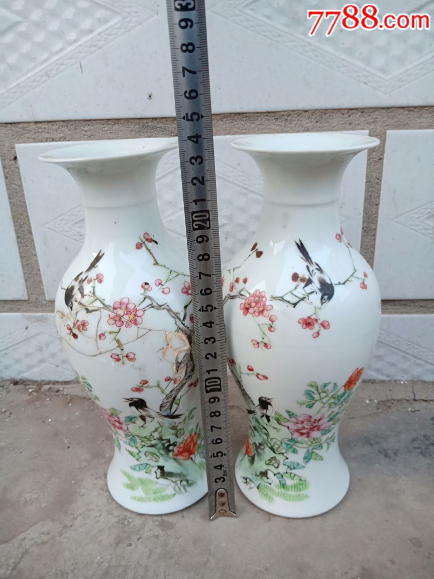 民国洪宪年制粉彩观音瓶一对