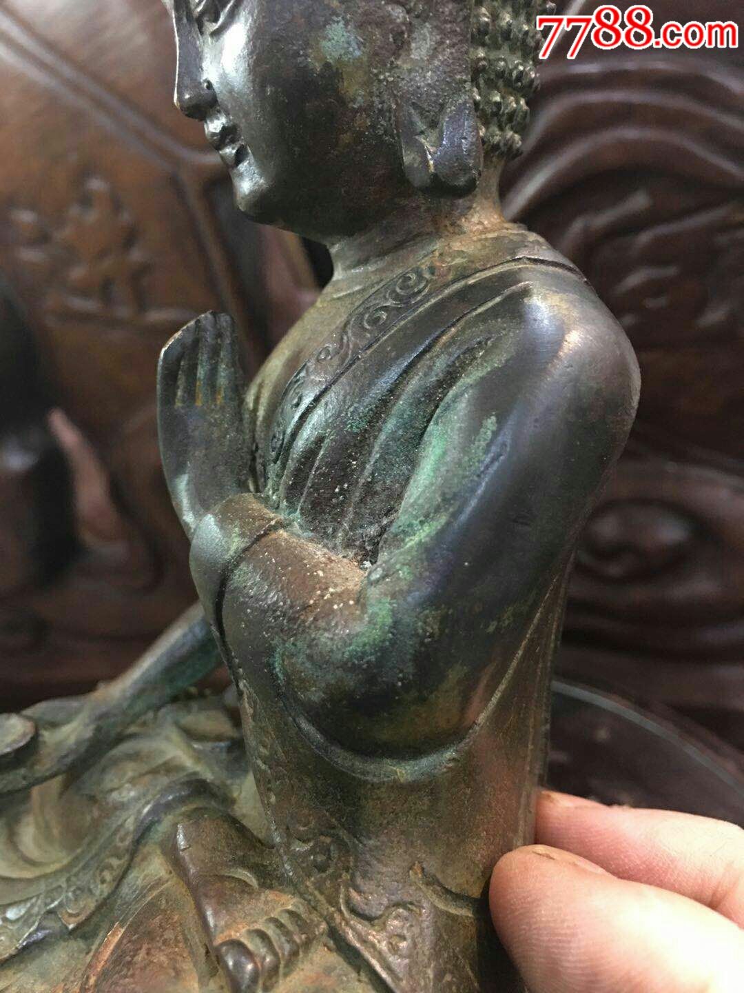 雕工精致,包浆均匀厚重,皮壳红斑绿秀自然,明代青铜释迦佛像,品如图