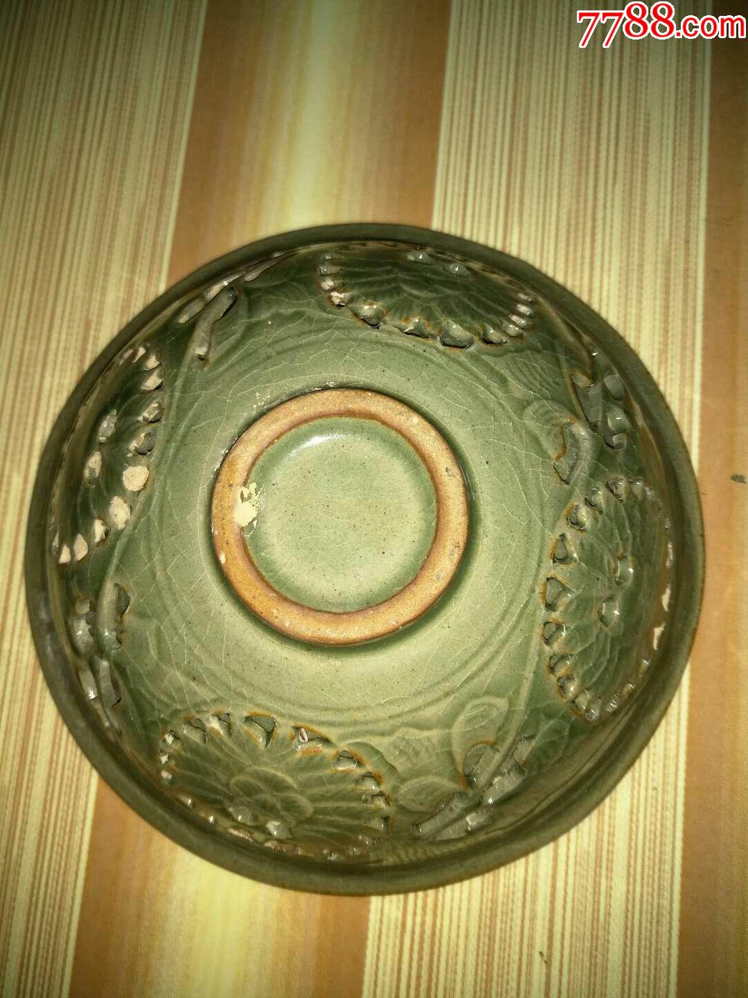 宋代龙泉窑镂空碗