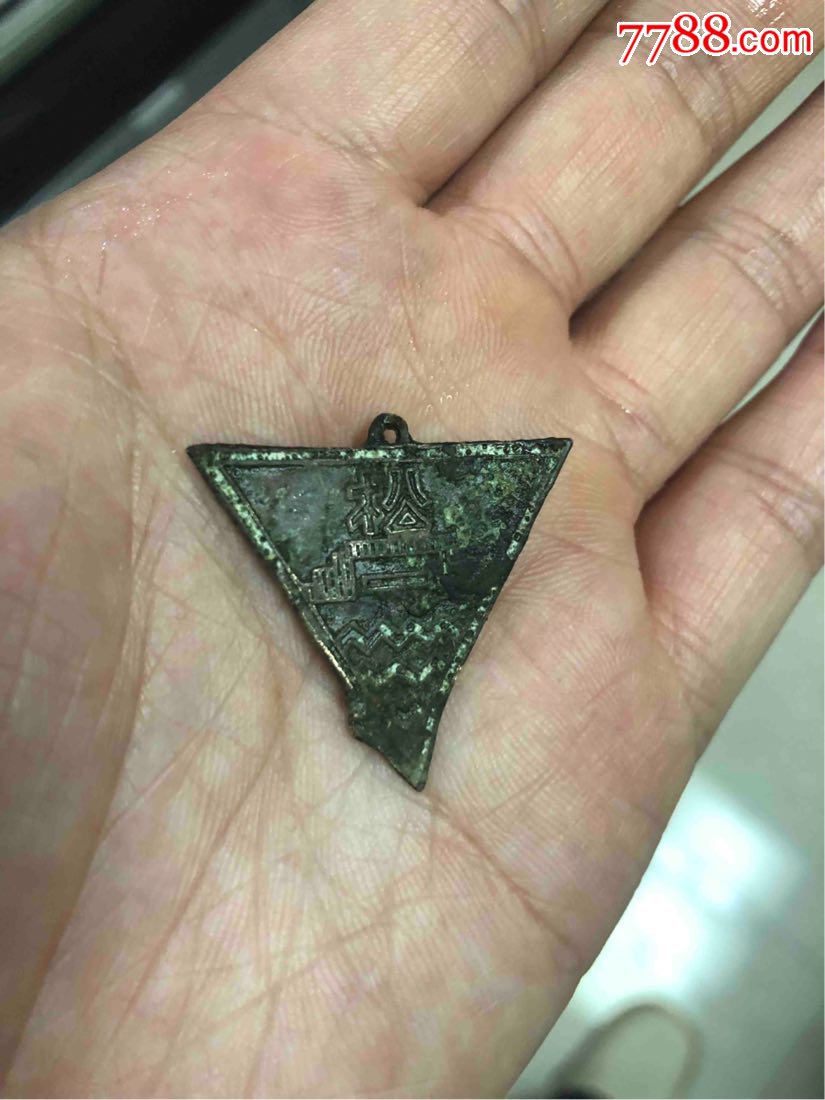 民国:上海松江一中校微(松字下面一个一字,最下面一条江)_校徽/毕业章