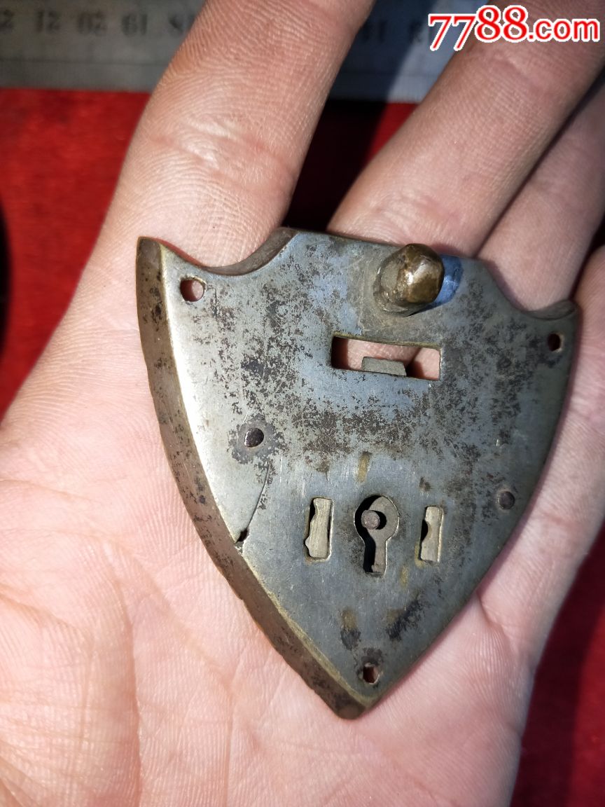 老黄铜锁片