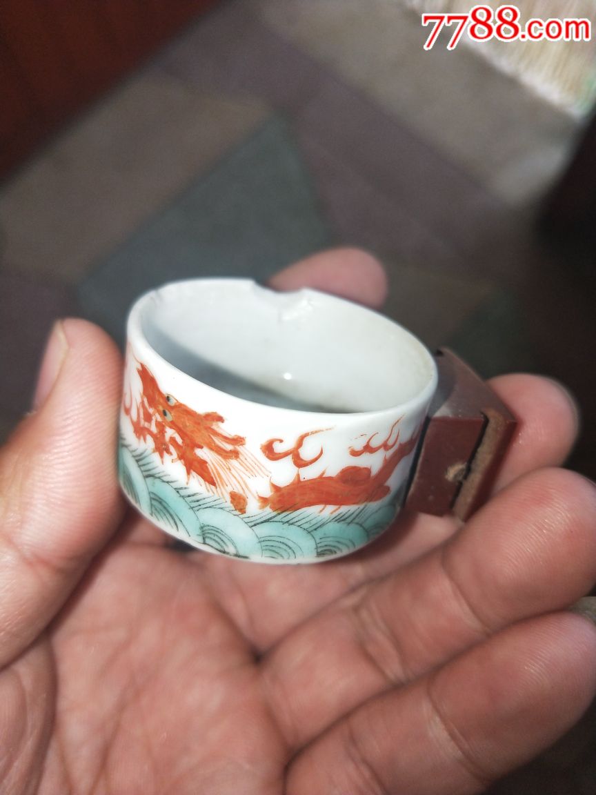 乾隆款粉彩双龙戏珠鸟食罐