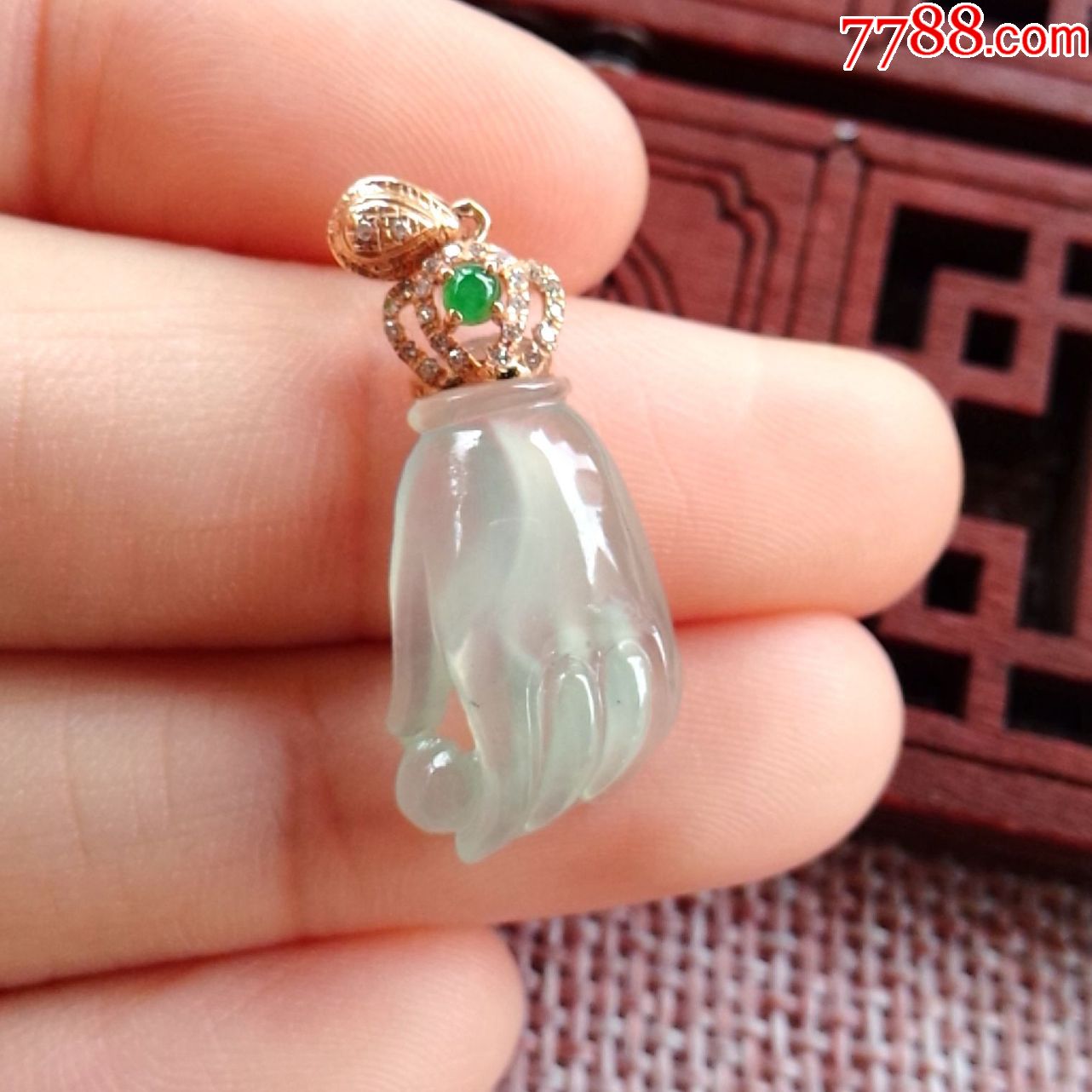 缅甸翡翠a货老坑冰种浅绿掌上明珠水润男女款吊坠18k金伴钻掌中宝玉扣
