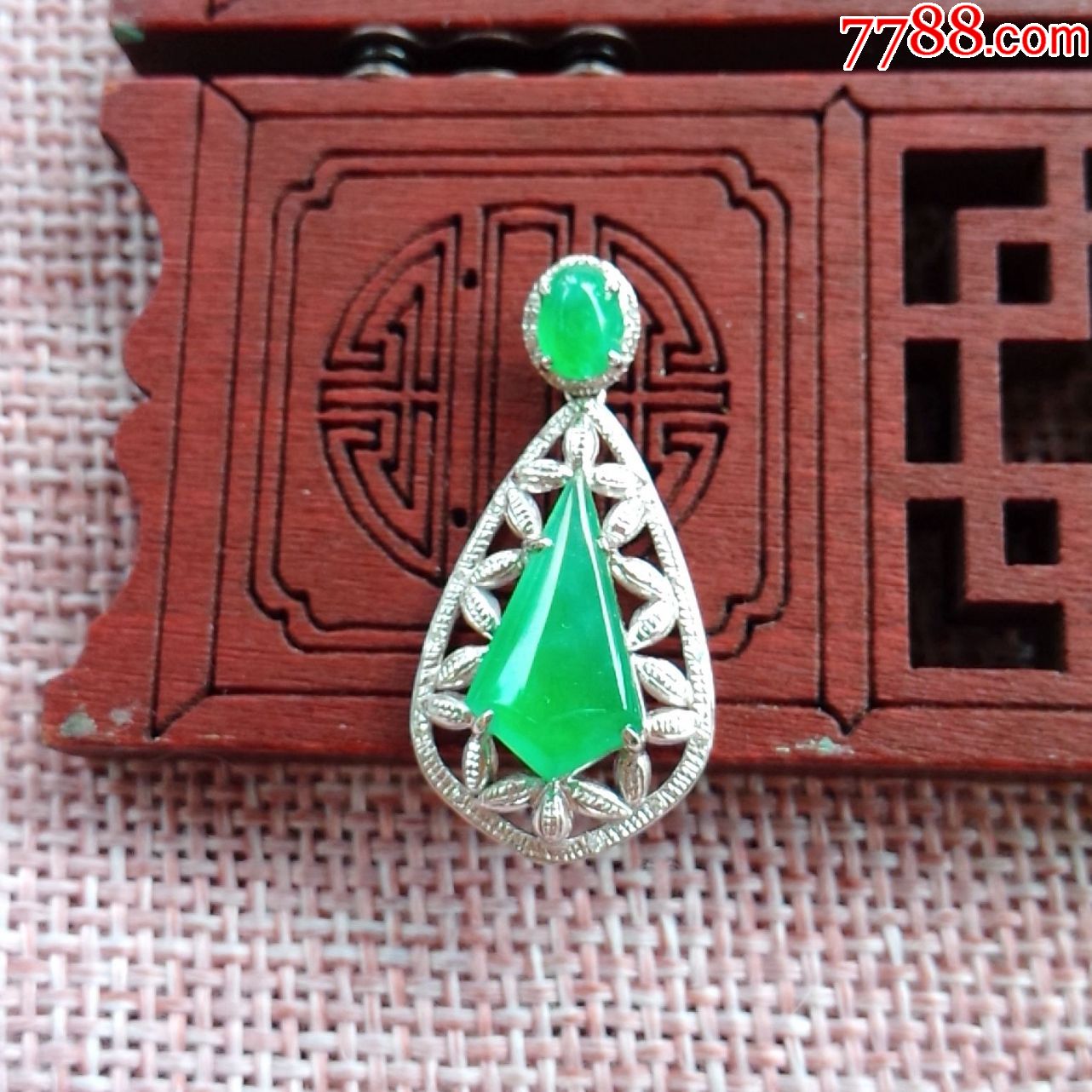 缅甸翡翠a货老坑冰种阳绿宝石形水润男女款吊坠18k金伴钻菱形玉扣挂件