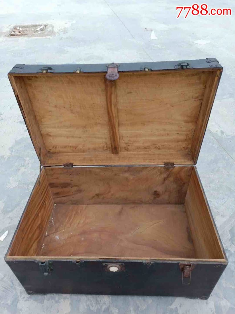 民国时期,樟木箱,铜件完整,面面独板,原始老皮壳老包浆,放字画,衣物