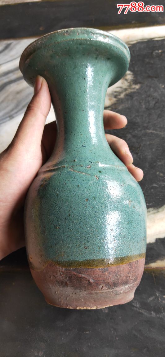 华宁蓝釉广口细颈瓶