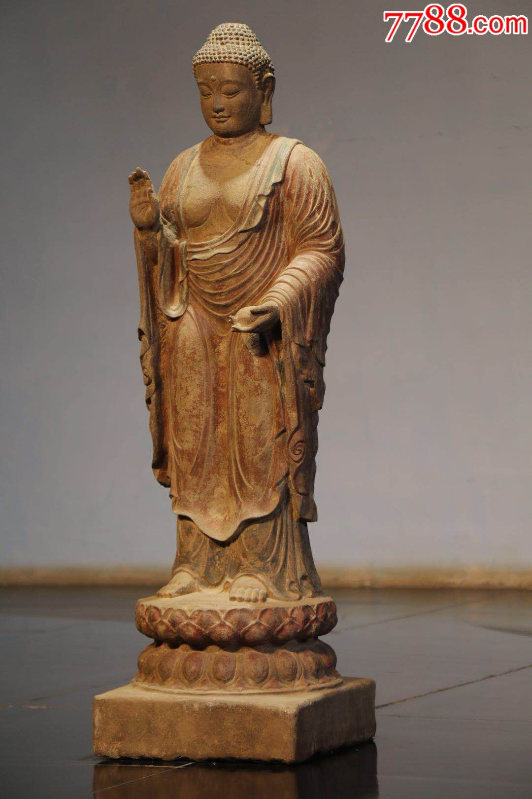 站佛青石,彩绘,开脸饱满圆润衣着典雅流畅,脚踩上下翻四层莲花座整体