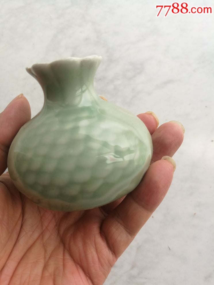 龙泉精品石榴小水盂