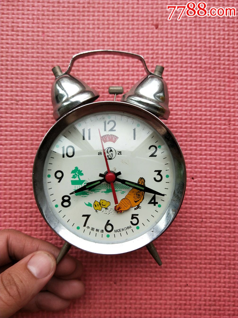 合飞闹钟小鸡啄米