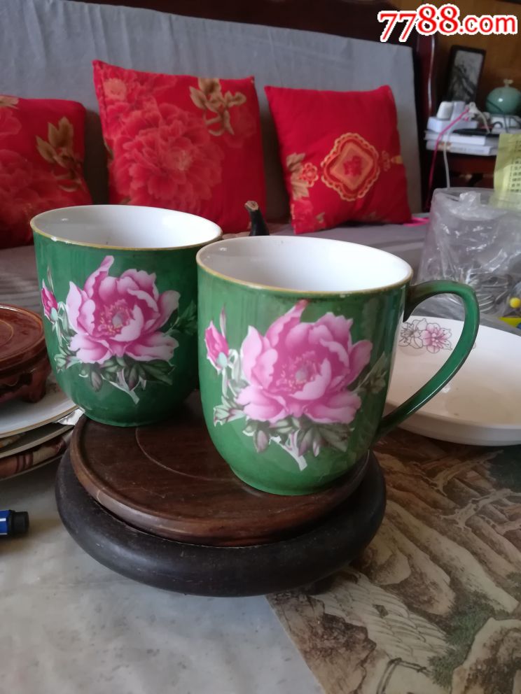 漂亮60年代唐山制造绿釉牡丹彩绘茶杯一对一个完整一个口沿小磕点