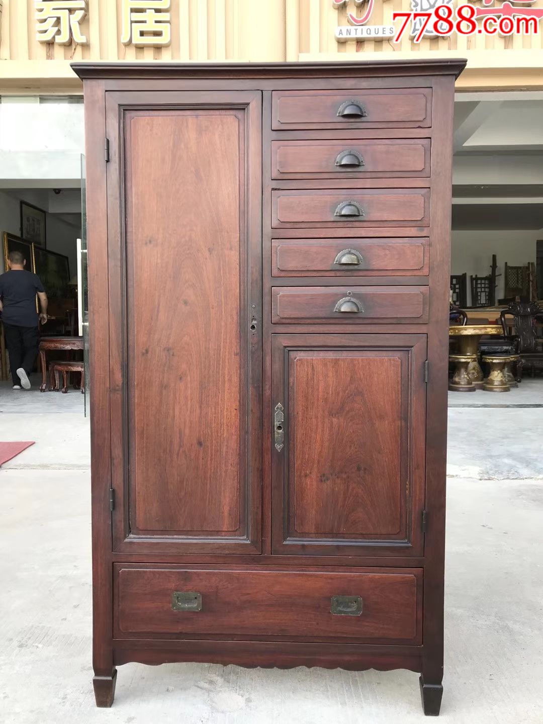 民国时期老上海风格文件柜此文件柜为上等香红木制作两扇门均为独板
