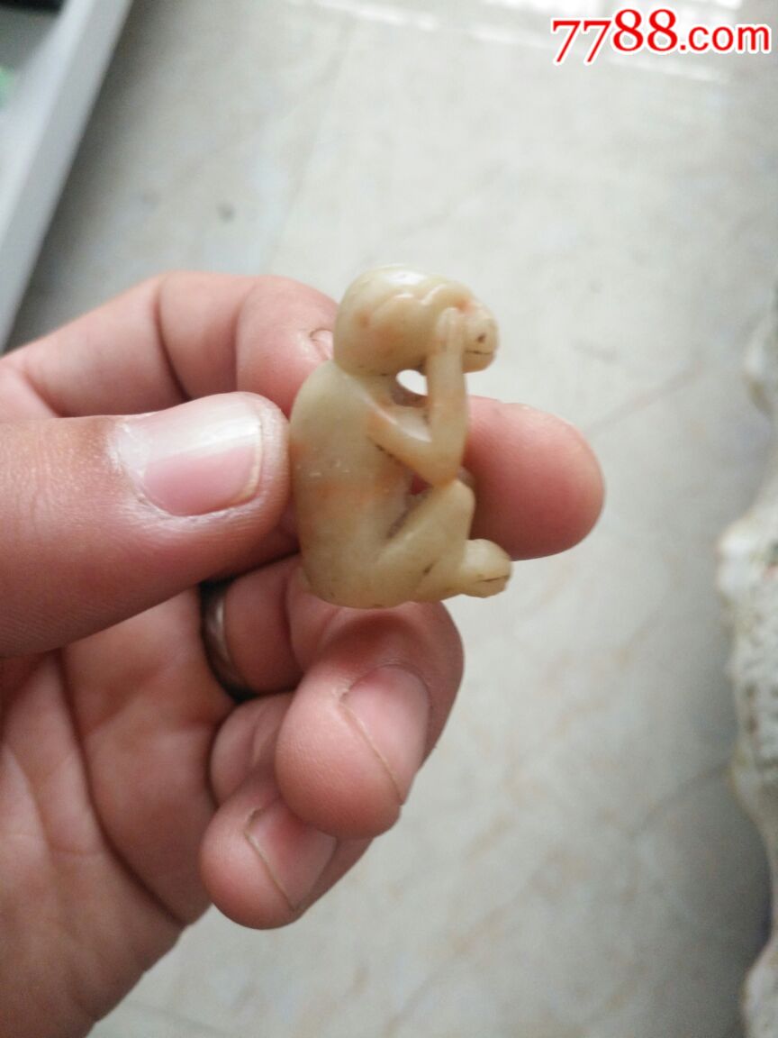 清代手工雕刻青田石猴子一只