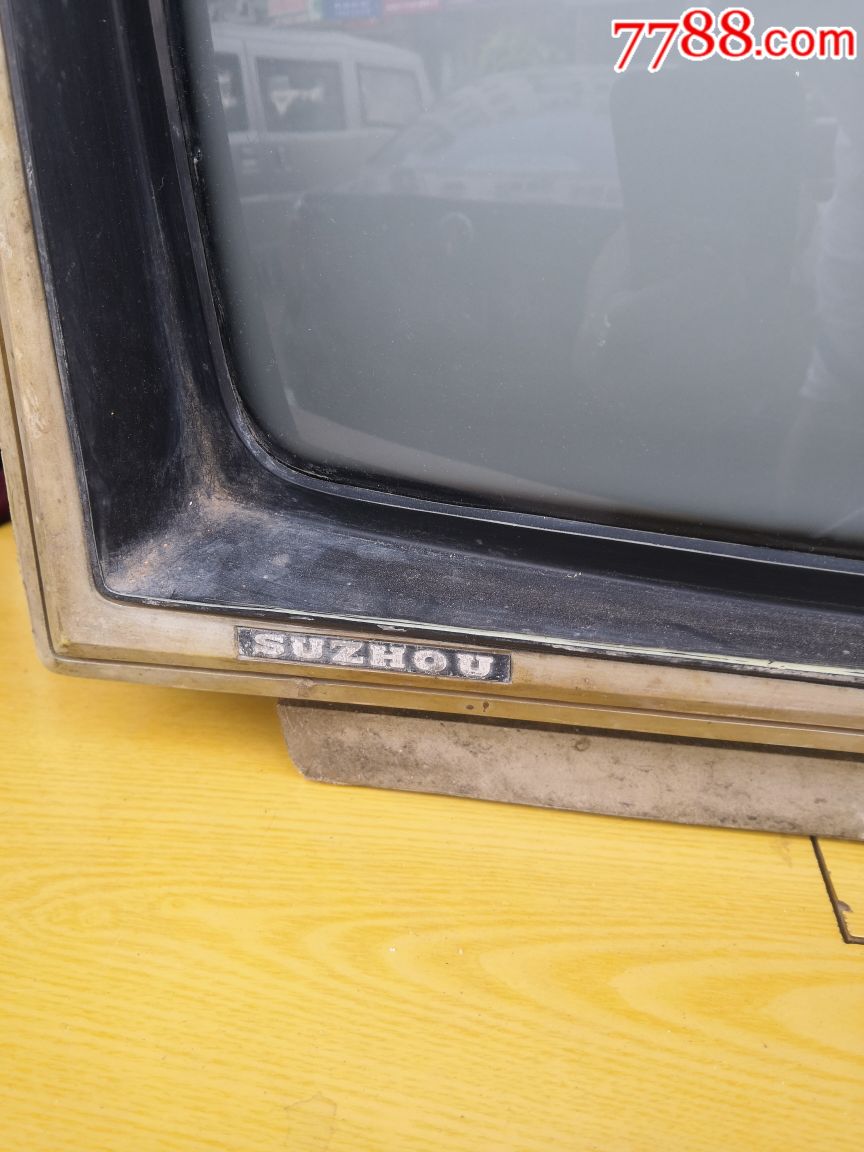 苏州产17英寸木壳孔雀牌黑白电视机