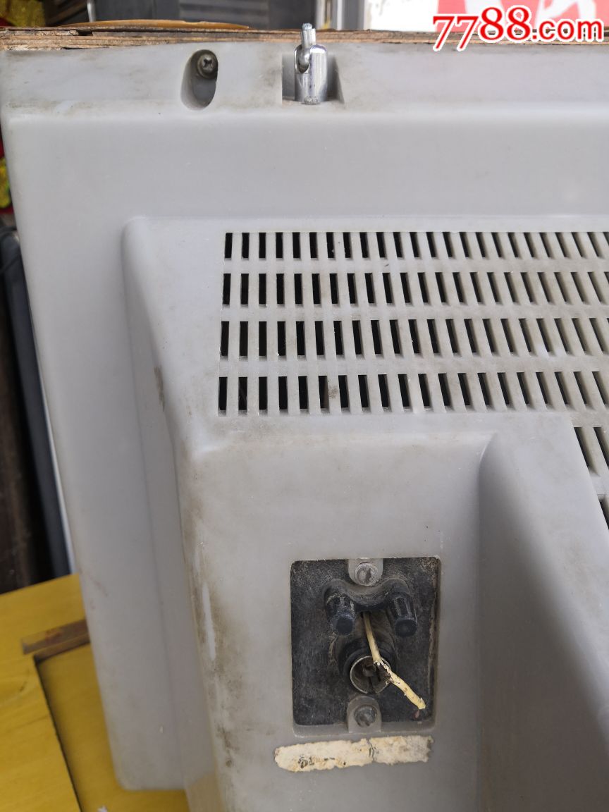 苏州产17英寸木壳孔雀牌黑白电视机