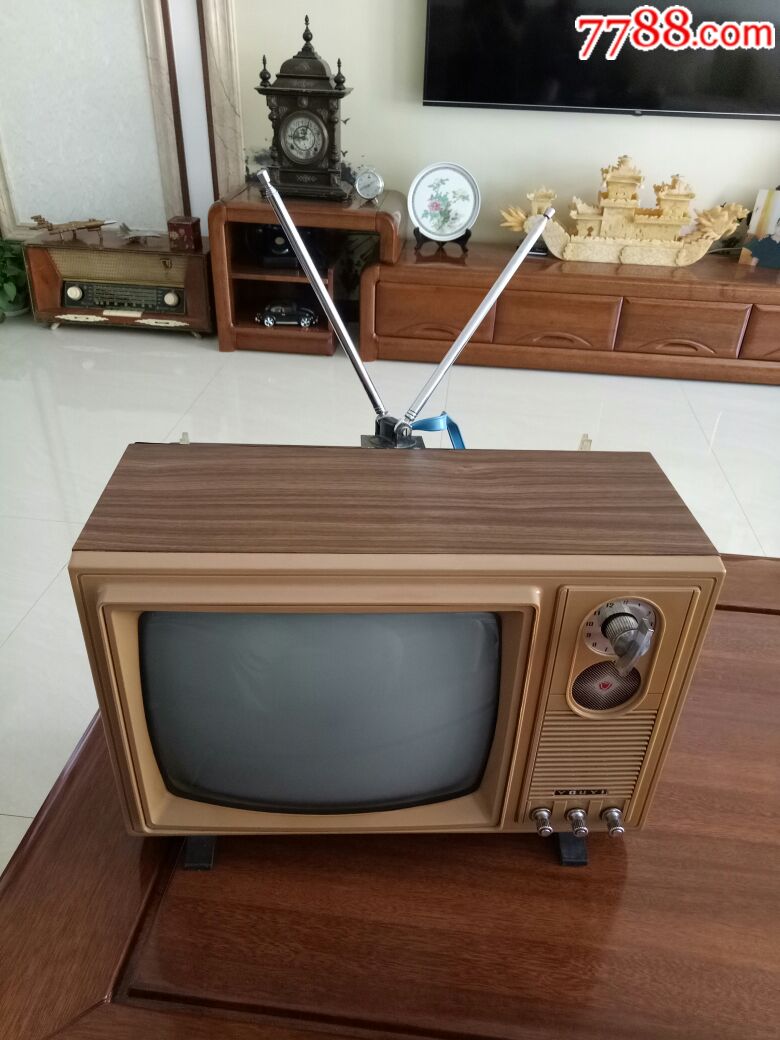 精品友谊12寸木壳黑白电视机