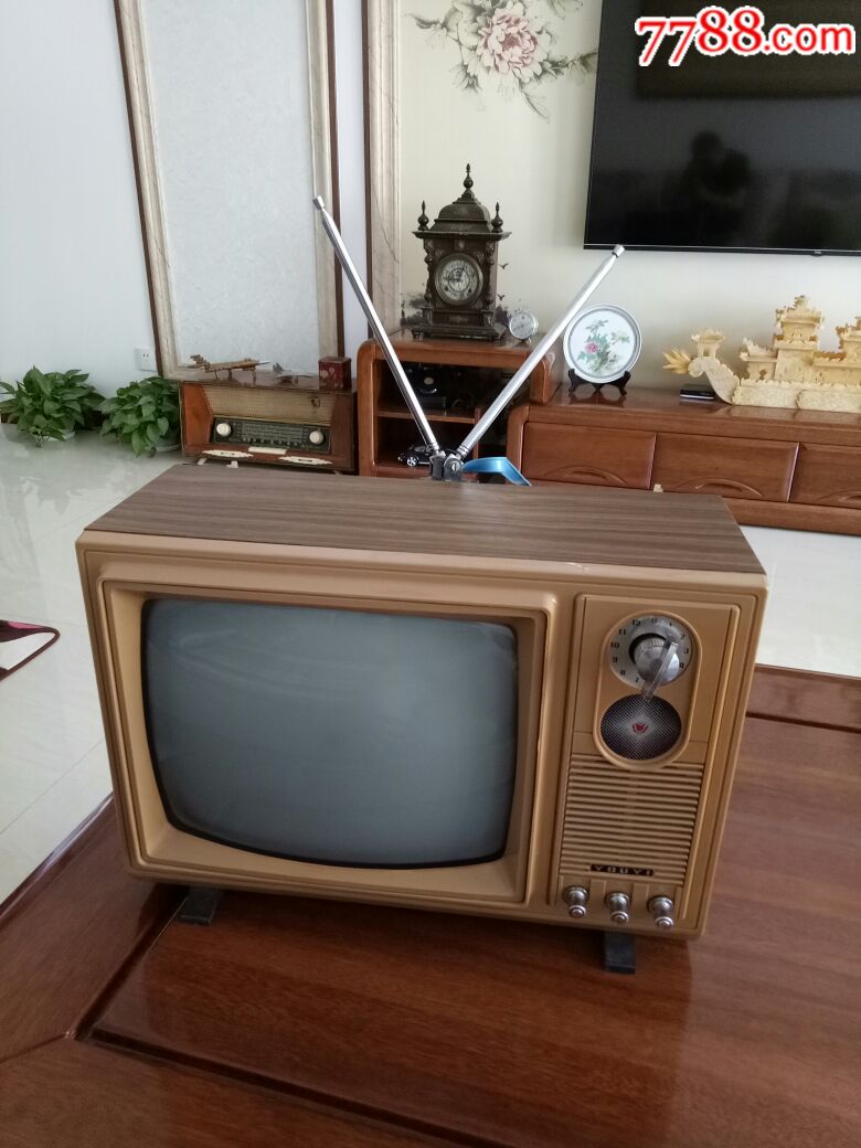 精品友谊12寸木壳黑白电视机