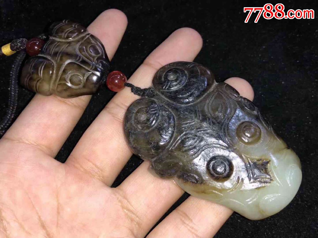 和田玉籽料乌鸦皮寿面玉佩手工雕刻工艺精美料质细腻橘皮纹清晰