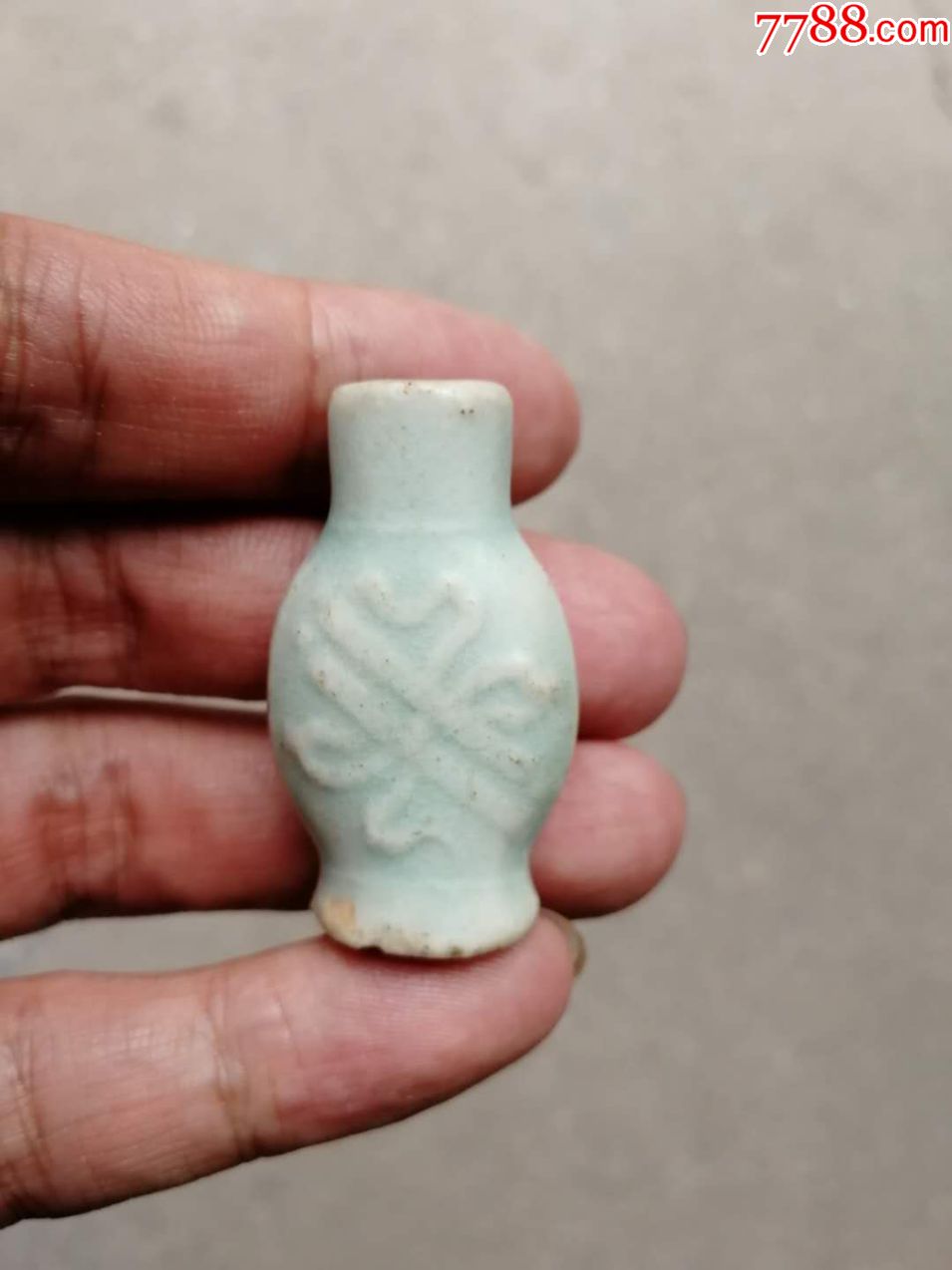 清代民国淡蓝色釉暗八仙小药瓶