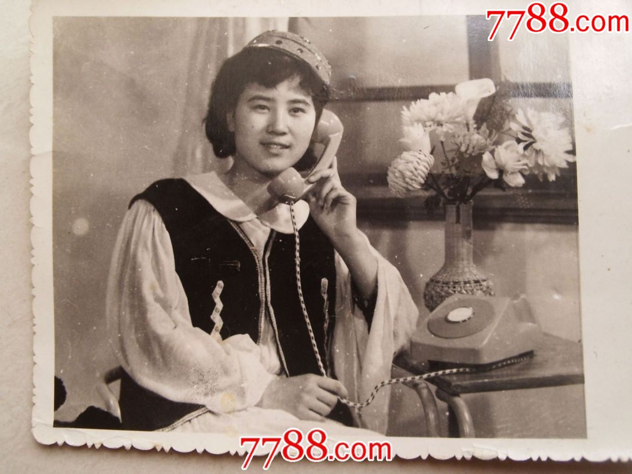 穿维族服装打电话的女青年_老照片_第1张_7788集卡网