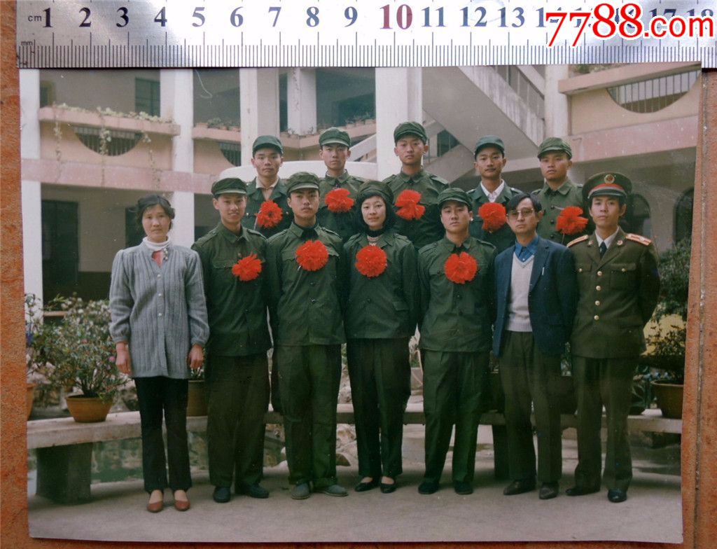 老照片收藏1907b480年代云南戴大红花我军新兵临别合影