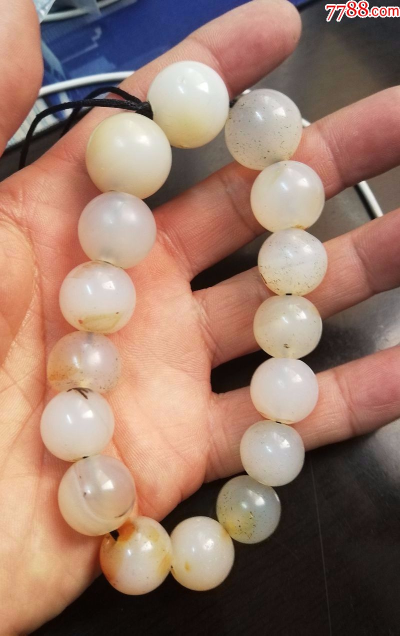 一串清代白玛瑙珠子