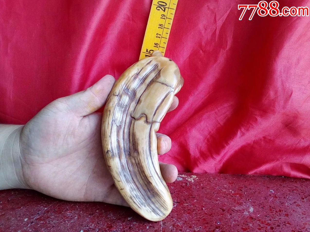 保证天然羊角,纯手工雕刻人物济公雕像,普通的羊角,不是高级的