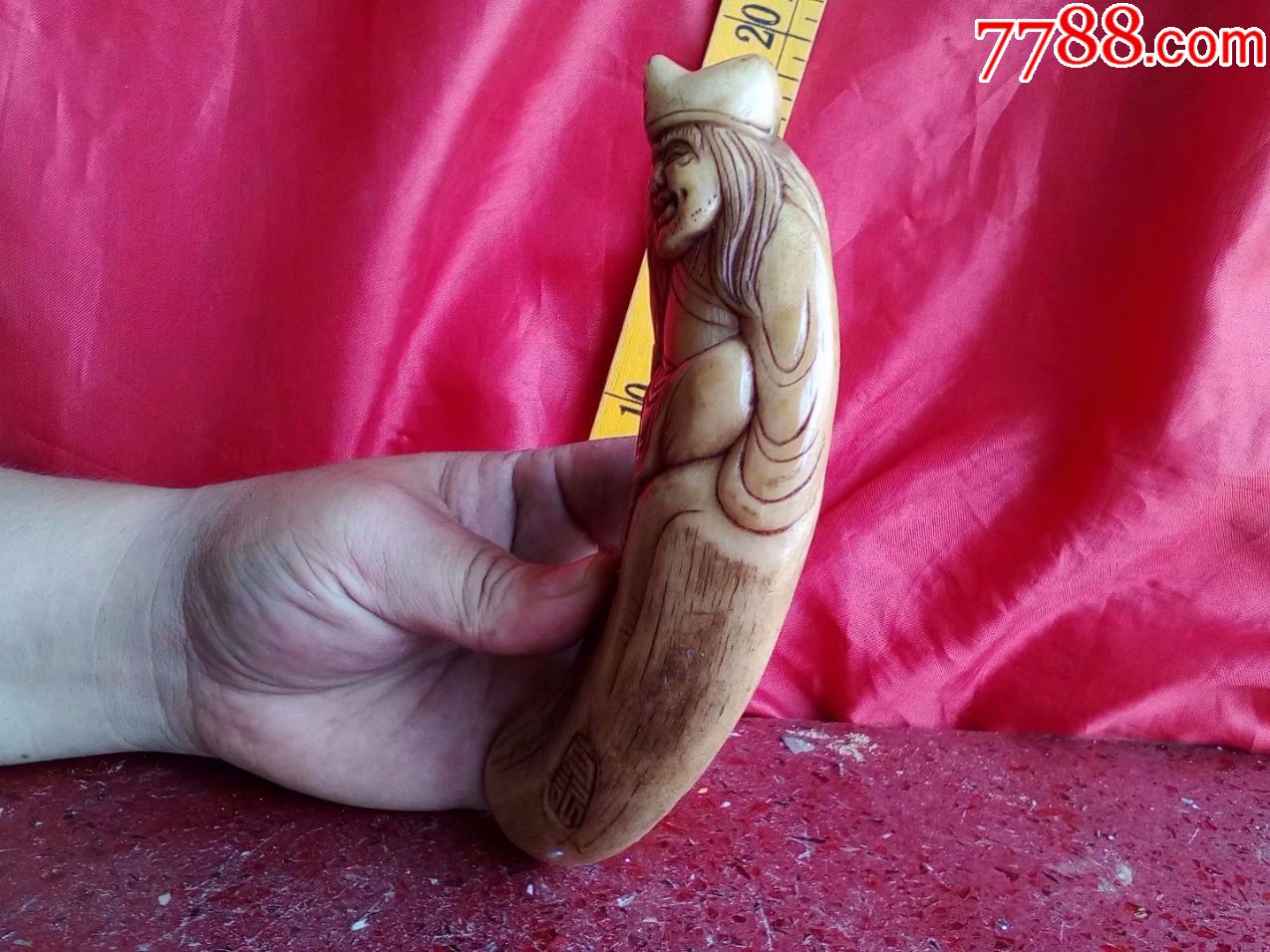 保证天然羊角,纯手工雕刻人物济公雕像,普通的羊角,不是高级的
