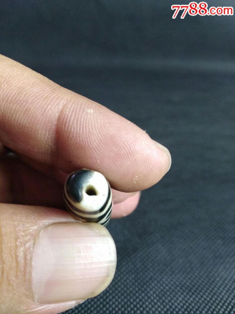 朋友间换货来的,清代老料器天珠