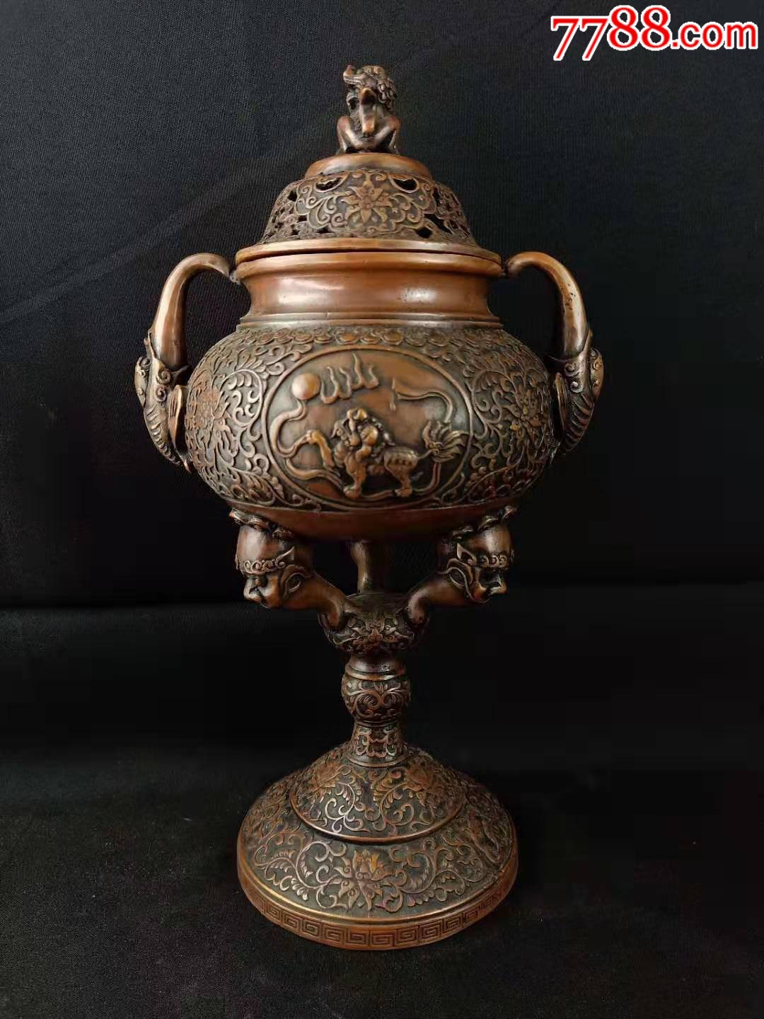清代紫铜熏香炉,做工精细,纹饰精美,通体满工,保存完整.
