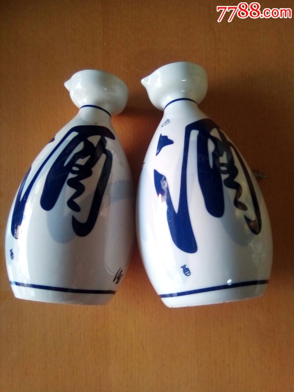 半斤装汾酒瓶一对(其中一个有盖)