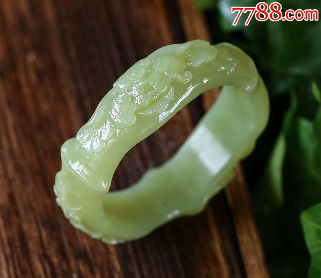 一款非常精致漂亮的和田玉黄口料雕花手镯