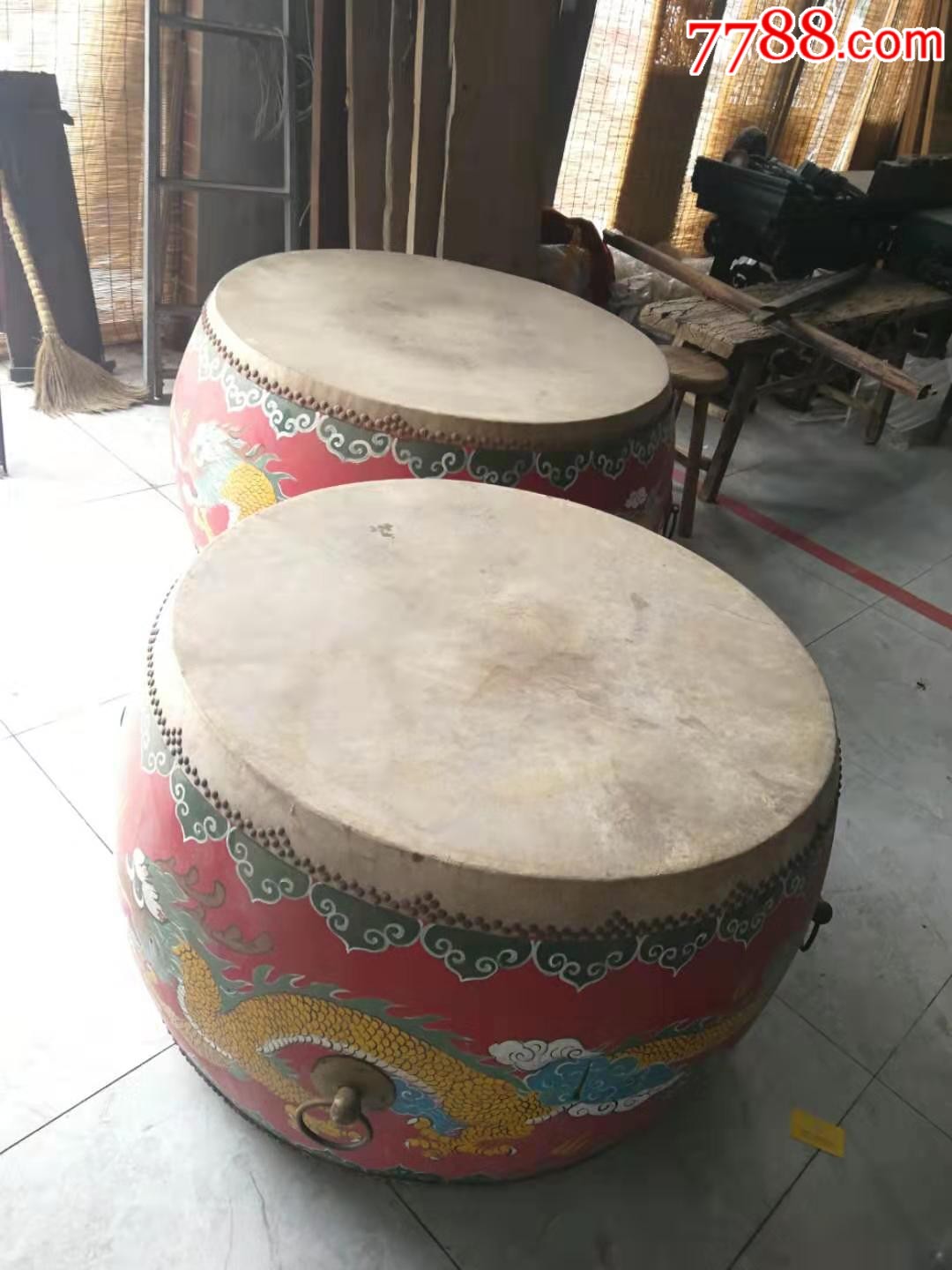 民国时期彩绘二龙戏珠大鼓两个完好无损个头硕大尺寸见图