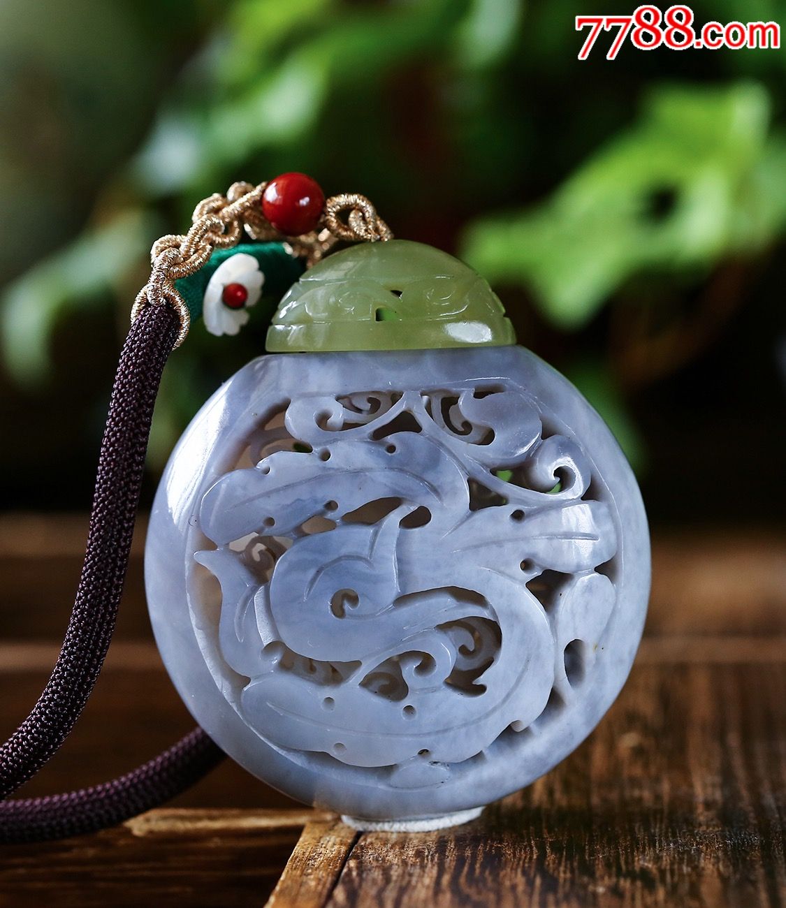 纯天然和田玉香囊吊坠,尺寸约67.6*59.1*22.3mm,上身简单大方